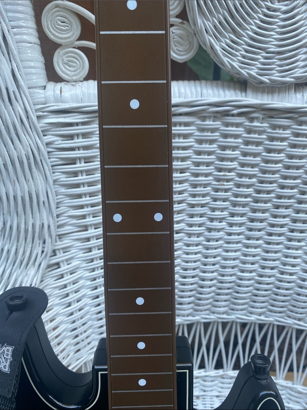X Box 1 2Wireless Dual Guitar Controllers, Guitar Hero Live, 1 dongle, 2 straps - Picture 10 of 16